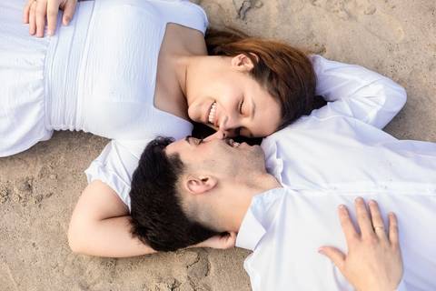 As melhores ideias e inspirações criativas de fotos de ensaio pré casamento registradas por fotógrafos profissionais de eventos da empresa Criativus Foto e Vídeo na praia das Conchas no Guarujá - SP'