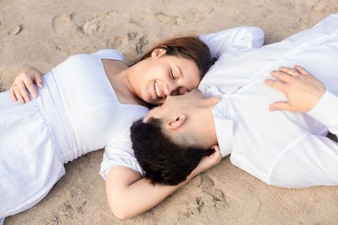 As melhores ideias e inspirações criativas de fotos de ensaio pré casamento registradas por fotógrafos profissionais de eventos da empresa Criativus Foto e Vídeo na praia das Conchas no Guarujá - SP'