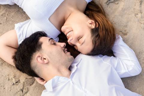 As melhores ideias e inspirações criativas de fotos de ensaio pré casamento registradas por fotógrafos profissionais de eventos da empresa Criativus Foto e Vídeo na praia das Conchas no Guarujá - SP'