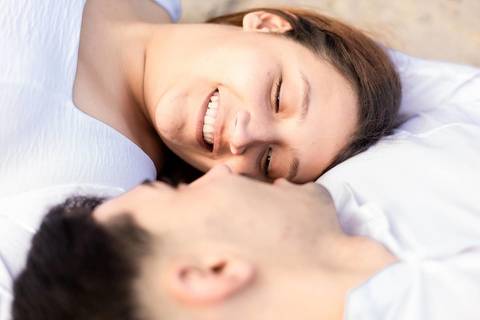 As melhores ideias e inspirações criativas de fotos de ensaio pré casamento registradas por fotógrafos profissionais de eventos da empresa Criativus Foto e Vídeo na praia das Conchas no Guarujá - SP'