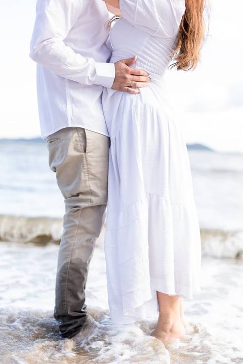 As melhores ideias e inspirações criativas de fotos de ensaio pré casamento registradas por fotógrafos profissionais de eventos da empresa Criativus Foto e Vídeo na praia das Conchas no Guarujá - SP'