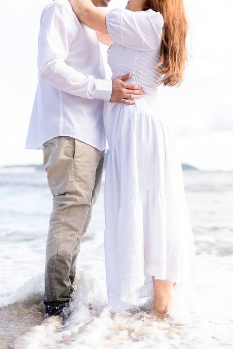 As melhores ideias e inspirações criativas de fotos de ensaio pré casamento registradas por fotógrafos profissionais de eventos da empresa Criativus Foto e Vídeo na praia das Conchas no Guarujá - SP'