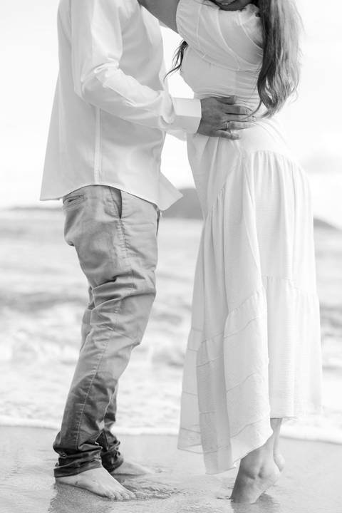 As melhores ideias e inspirações criativas de fotos de ensaio pré casamento registradas por fotógrafos profissionais de eventos da empresa Criativus Foto e Vídeo na praia das Conchas no Guarujá - SP'