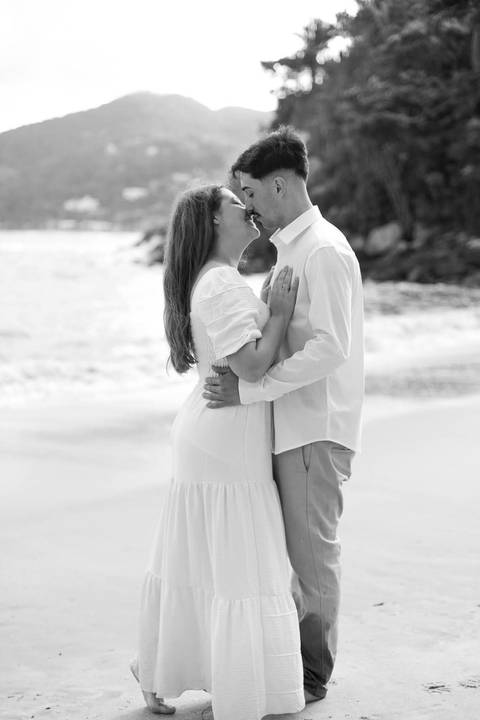 As melhores ideias e inspirações criativas de fotos de ensaio pré casamento registradas por fotógrafos profissionais de eventos da empresa Criativus Foto e Vídeo na praia das Conchas no Guarujá - SP'