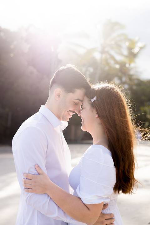 As melhores ideias e inspirações criativas de fotos de ensaio pré casamento registradas por fotógrafos profissionais de eventos da empresa Criativus Foto e Vídeo na praia das Conchas no Guarujá - SP'