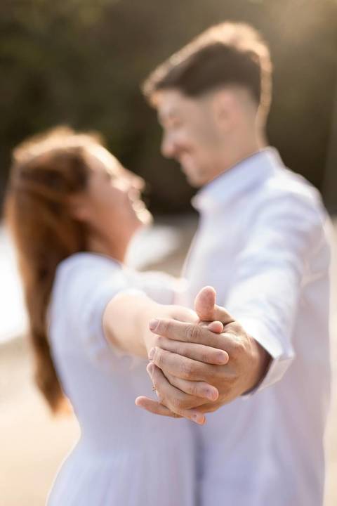 As melhores ideias e inspirações criativas de fotos de ensaio pré casamento registradas por fotógrafos profissionais de eventos da empresa Criativus Foto e Vídeo na praia das Conchas no Guarujá - SP'