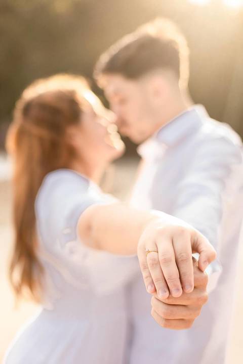 As melhores ideias e inspirações criativas de fotos de ensaio pré casamento registradas por fotógrafos profissionais de eventos da empresa Criativus Foto e Vídeo na praia das Conchas no Guarujá - SP'