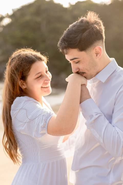 As melhores ideias e inspirações criativas de fotos de ensaio pré casamento registradas por fotógrafos profissionais de eventos da empresa Criativus Foto e Vídeo na praia das Conchas no Guarujá - SP'
