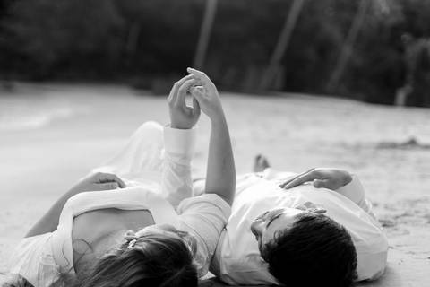 As melhores ideias e inspirações criativas de fotos de ensaio pré casamento registradas por fotógrafos profissionais de eventos da empresa Criativus Foto e Vídeo na praia das Conchas no Guarujá - SP'