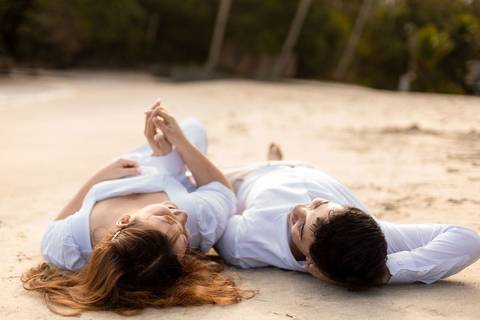 As melhores ideias e inspirações criativas de fotos de ensaio pré casamento registradas por fotógrafos profissionais de eventos da empresa Criativus Foto e Vídeo na praia das Conchas no Guarujá - SP'