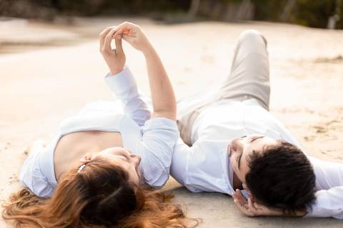 As melhores ideias e inspirações criativas de fotos de ensaio pré casamento registradas por fotógrafos profissionais de eventos da empresa Criativus Foto e Vídeo na praia das Conchas no Guarujá - SP'