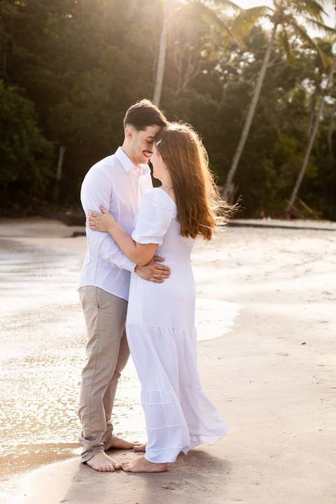 As melhores ideias e inspirações criativas de fotos de ensaio pré casamento registradas por fotógrafos profissionais de eventos da empresa Criativus Foto e Vídeo na praia das Conchas no Guarujá - SP'