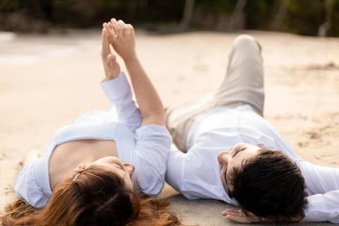 As melhores ideias e inspirações criativas de fotos de ensaio pré casamento registradas por fotógrafos profissionais de eventos da empresa Criativus Foto e Vídeo na praia das Conchas no Guarujá - SP'