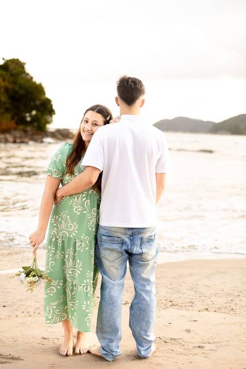 As melhores ideias e inspirações criativas de fotos de ensaio pré casamento registradas por fotógrafos profissionais de eventos da empresa Criativus Foto e Vídeo na praia das Conchas no Guarujá - SP'