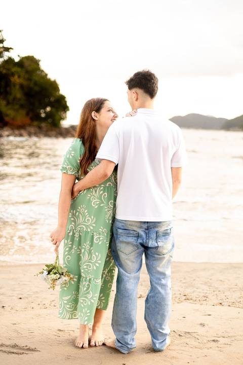 As melhores ideias e inspirações criativas de fotos de ensaio pré casamento registradas por fotógrafos profissionais de eventos da empresa Criativus Foto e Vídeo na praia das Conchas no Guarujá - SP'