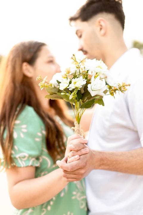 As melhores ideias e inspirações criativas de fotos de ensaio pré casamento registradas por fotógrafos profissionais de eventos da empresa Criativus Foto e Vídeo na praia das Conchas no Guarujá - SP'