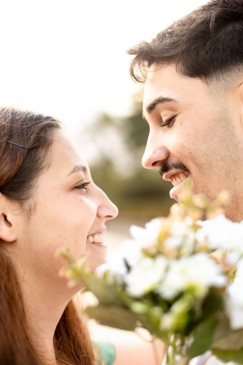 As melhores ideias e inspirações criativas de fotos de ensaio pré casamento registradas por fotógrafos profissionais de eventos da empresa Criativus Foto e Vídeo na praia das Conchas no Guarujá - SP'