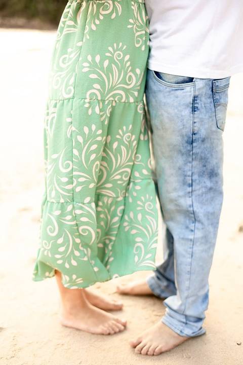 As melhores ideias e inspirações criativas de fotos de ensaio pré casamento registradas por fotógrafos profissionais de eventos da empresa Criativus Foto e Vídeo na praia das Conchas no Guarujá - SP'