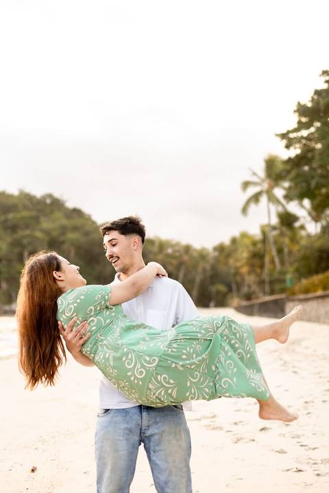 As melhores ideias e inspirações criativas de fotos de ensaio pré casamento registradas por fotógrafos profissionais de eventos da empresa Criativus Foto e Vídeo na praia das Conchas no Guarujá - SP'