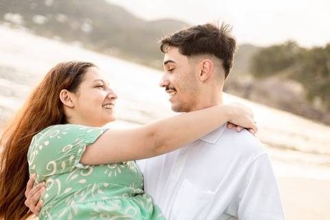As melhores ideias e inspirações criativas de fotos de ensaio pré casamento registradas por fotógrafos profissionais de eventos da empresa Criativus Foto e Vídeo na praia das Conchas no Guarujá - SP'