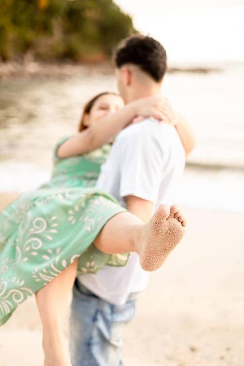 As melhores ideias e inspirações criativas de fotos de ensaio pré casamento registradas por fotógrafos profissionais de eventos da empresa Criativus Foto e Vídeo na praia das Conchas no Guarujá - SP'
