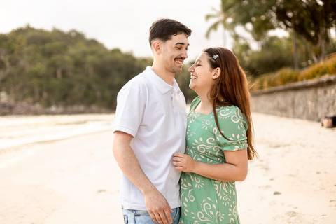 As melhores ideias e inspirações criativas de fotos de ensaio pré casamento registradas por fotógrafos profissionais de eventos da empresa Criativus Foto e Vídeo na praia das Conchas no Guarujá - SP'