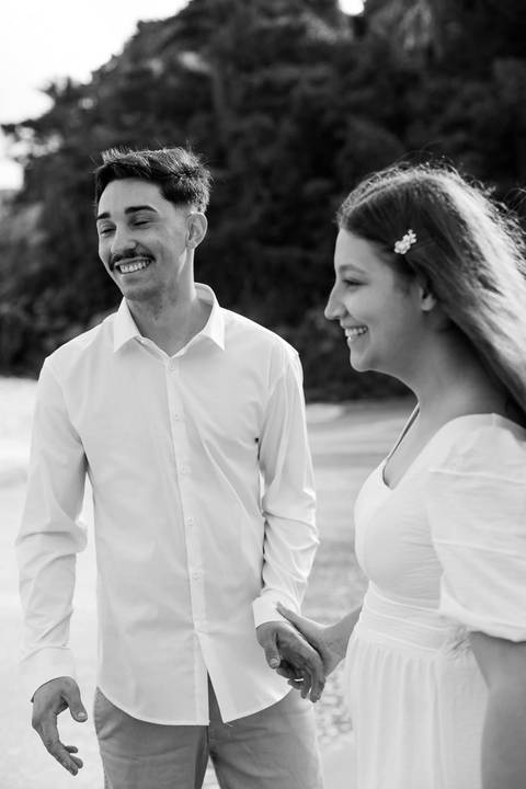 As melhores ideias e inspirações criativas de fotos de ensaio pré casamento registradas por fotógrafos profissionais de eventos da empresa Criativus Foto e Vídeo na praia das Conchas no Guarujá - SP'