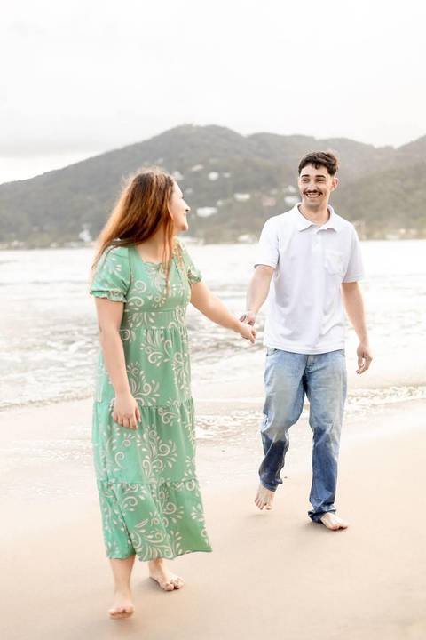 As melhores ideias e inspirações criativas de fotos de ensaio pré casamento registradas por fotógrafos profissionais de eventos da empresa Criativus Foto e Vídeo na praia das Conchas no Guarujá - SP'