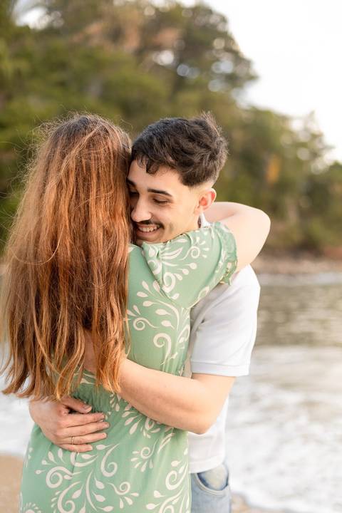 As melhores ideias e inspirações criativas de fotos de ensaio pré casamento registradas por fotógrafos profissionais de eventos da empresa Criativus Foto e Vídeo na praia das Conchas no Guarujá - SP'