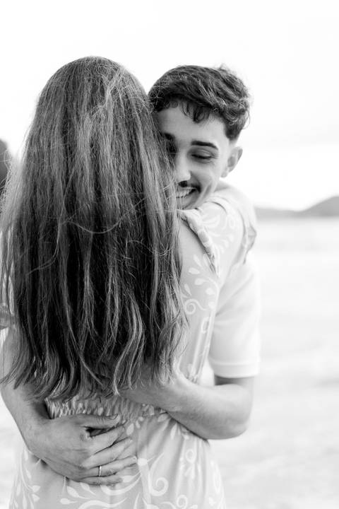 As melhores ideias e inspirações criativas de fotos de ensaio pré casamento registradas por fotógrafos profissionais de eventos da empresa Criativus Foto e Vídeo na praia das Conchas no Guarujá - SP'