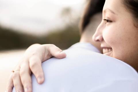 As melhores ideias e inspirações criativas de fotos de ensaio pré casamento registradas por fotógrafos profissionais de eventos da empresa Criativus Foto e Vídeo na praia das Conchas no Guarujá - SP'