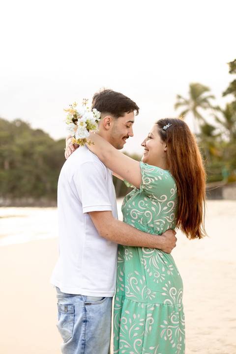 As melhores ideias e inspirações criativas de fotos de ensaio pré casamento registradas por fotógrafos profissionais de eventos da empresa Criativus Foto e Vídeo na praia das Conchas no Guarujá - SP'