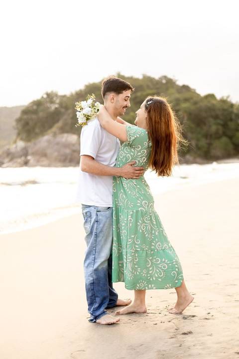 As melhores ideias e inspirações criativas de fotos de ensaio pré casamento registradas por fotógrafos profissionais de eventos da empresa Criativus Foto e Vídeo na praia das Conchas no Guarujá - SP'