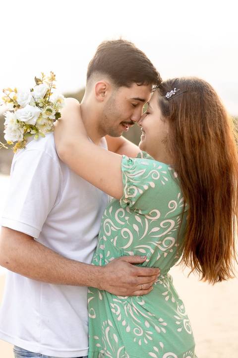 As melhores ideias e inspirações criativas de fotos de ensaio pré casamento registradas por fotógrafos profissionais de eventos da empresa Criativus Foto e Vídeo na praia das Conchas no Guarujá - SP'