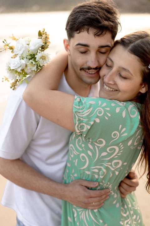 As melhores ideias e inspirações criativas de fotos de ensaio pré casamento registradas por fotógrafos profissionais de eventos da empresa Criativus Foto e Vídeo na praia das Conchas no Guarujá - SP'