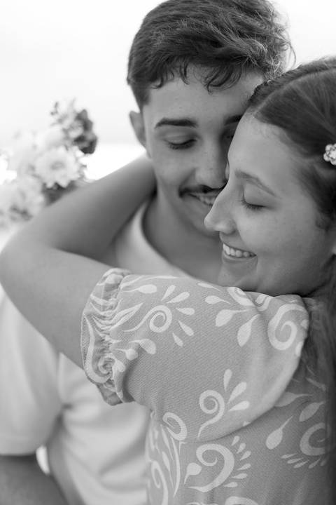 As melhores ideias e inspirações criativas de fotos de ensaio pré casamento registradas por fotógrafos profissionais de eventos da empresa Criativus Foto e Vídeo na praia das Conchas no Guarujá - SP'