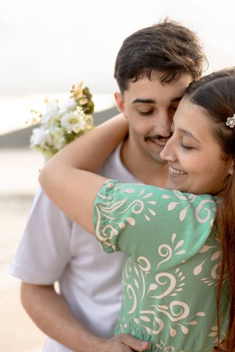 As melhores ideias e inspirações criativas de fotos de ensaio pré casamento registradas por fotógrafos profissionais de eventos da empresa Criativus Foto e Vídeo na praia das Conchas no Guarujá - SP'