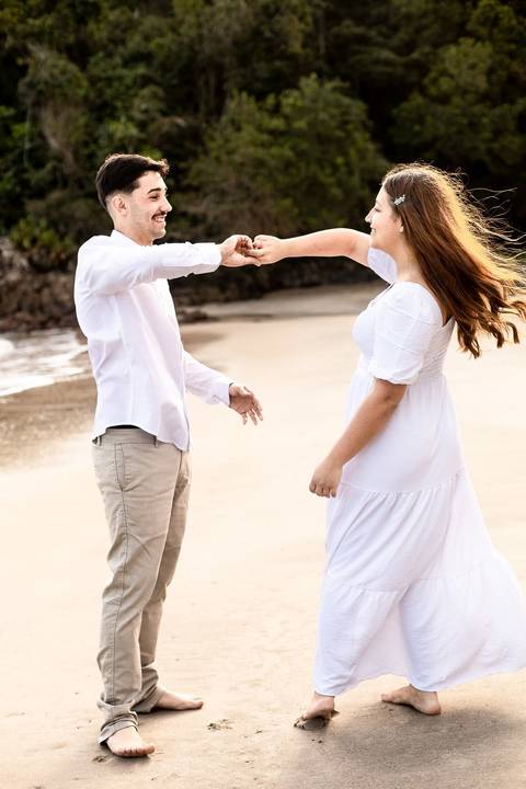 As melhores ideias e inspirações criativas de fotos de ensaio pré casamento registradas por fotógrafos profissionais de eventos da empresa Criativus Foto e Vídeo na praia das Conchas no Guarujá - SP'