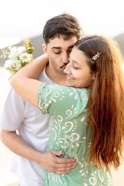 As melhores ideias e inspirações criativas de fotos de ensaio pré casamento registradas por fotógrafos profissionais de eventos da empresa Criativus Foto e Vídeo na praia das Conchas no Guarujá - SP'