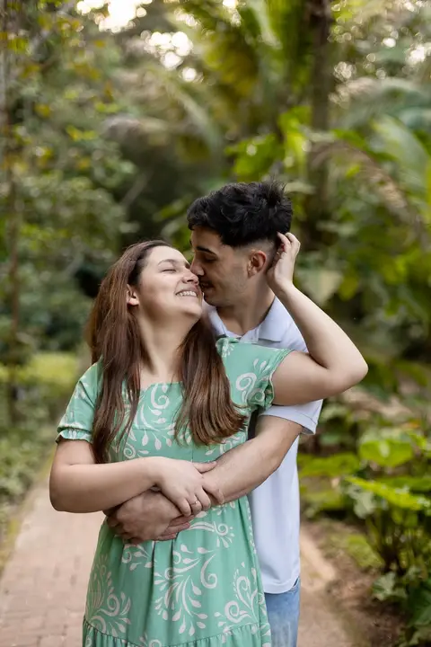 As melhores ideias e inspirações criativas de fotos de ensaio pré casamento registradas por fotógrafos profissionais de eventos da empresa Criativus Foto e Vídeo na praia das Conchas no Guarujá - SP'