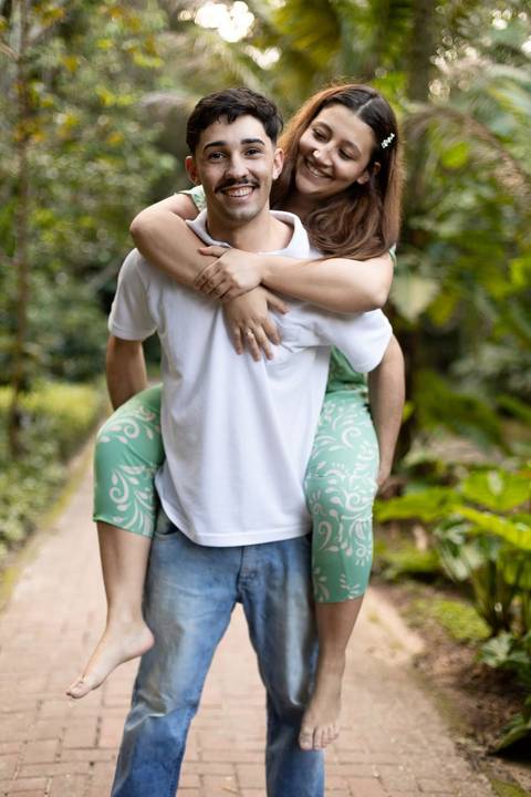 As melhores ideias e inspirações criativas de fotos de ensaio pré casamento registradas por fotógrafos profissionais de eventos da empresa Criativus Foto e Vídeo na praia das Conchas no Guarujá - SP'