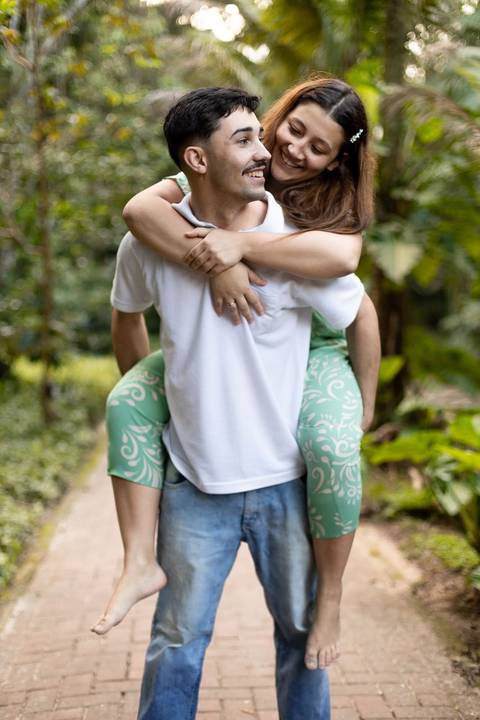 As melhores ideias e inspirações criativas de fotos de ensaio pré casamento registradas por fotógrafos profissionais de eventos da empresa Criativus Foto e Vídeo na praia das Conchas no Guarujá - SP'