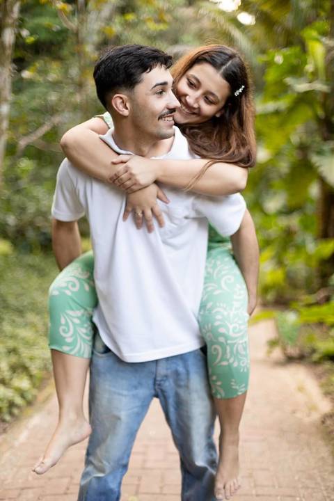 As melhores ideias e inspirações criativas de fotos de ensaio pré casamento registradas por fotógrafos profissionais de eventos da empresa Criativus Foto e Vídeo na praia das Conchas no Guarujá - SP'