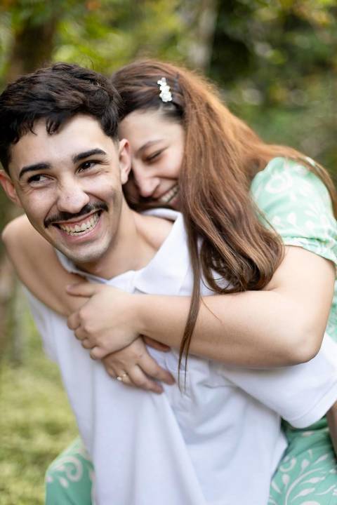 As melhores ideias e inspirações criativas de fotos de ensaio pré casamento registradas por fotógrafos profissionais de eventos da empresa Criativus Foto e Vídeo na praia das Conchas no Guarujá - SP'
