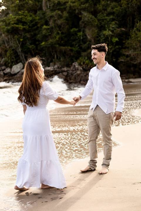 As melhores ideias e inspirações criativas de fotos de ensaio pré casamento registradas por fotógrafos profissionais de eventos da empresa Criativus Foto e Vídeo na praia das Conchas no Guarujá - SP'