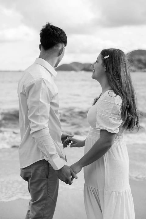 As melhores ideias e inspirações criativas de fotos de ensaio pré casamento registradas por fotógrafos profissionais de eventos da empresa Criativus Foto e Vídeo na praia das Conchas no Guarujá - SP'