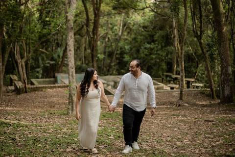 As melhores ideias e inspirações criativas de fotos de ensaio pré casamento registradas por fotógrafos profissionais de eventos da empresa Criativus Foto e Vídeo no Parque Cemucam'