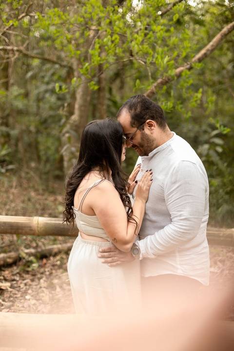 As melhores ideias e inspirações criativas de fotos de ensaio pré casamento registradas por fotógrafos profissionais de eventos da empresa Criativus Foto e Vídeo no Parque Cemucam'