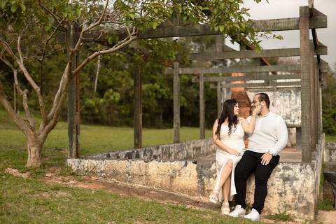 As melhores ideias e inspirações criativas de fotos de ensaio pré casamento registradas por fotógrafos profissionais de eventos da empresa Criativus Foto e Vídeo no Parque Cemucam'