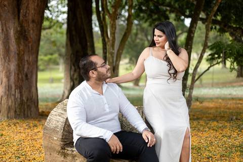 As melhores ideias e inspirações criativas de fotos de ensaio pré casamento registradas por fotógrafos profissionais de eventos da empresa Criativus Foto e Vídeo no Parque Cemucam'